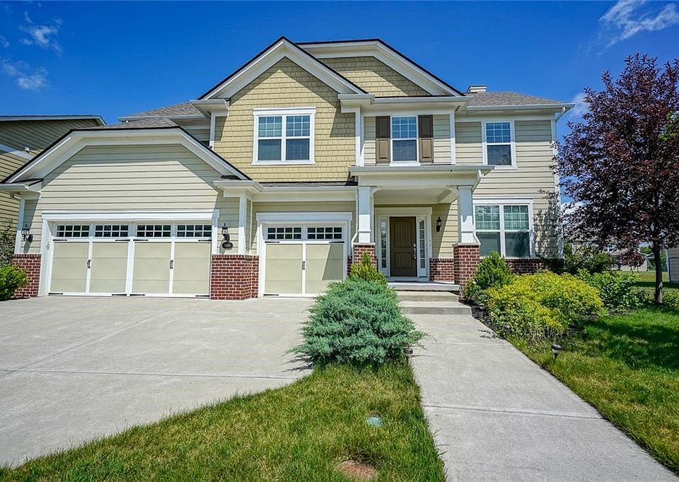 Walkway & Triple Driveway w/3 car garage!