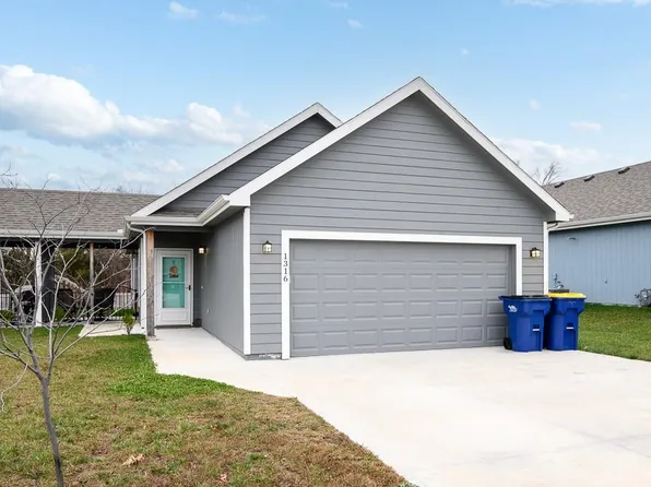 1316 E Joles Dr, Tonganoxie, KS 66086