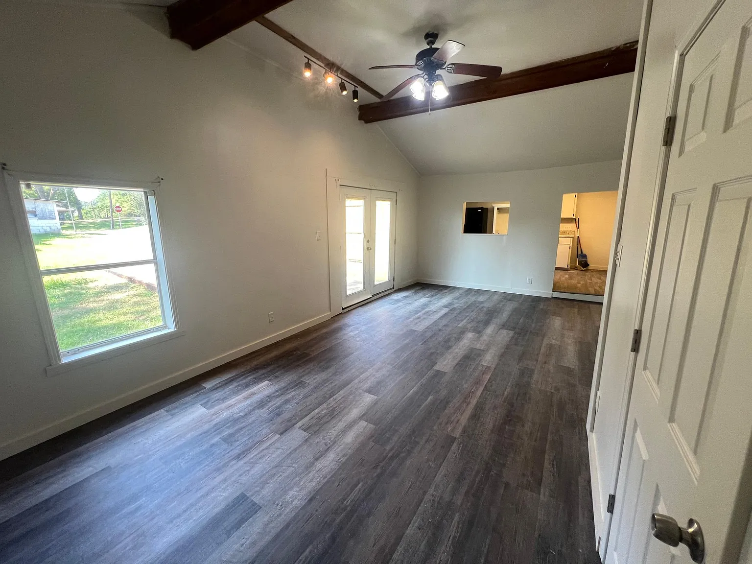 60 Magnolia — Photo 2