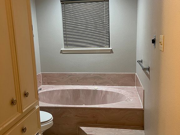 5th image of 101 Hollie Cir