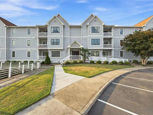 5 Harbor Watch Dr Unit 405, Chesapeake, VA 23320