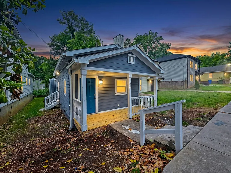 960 Sims St SW — Photo 3