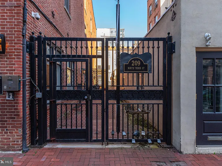 209 N 3rd St #3B — Photo 3