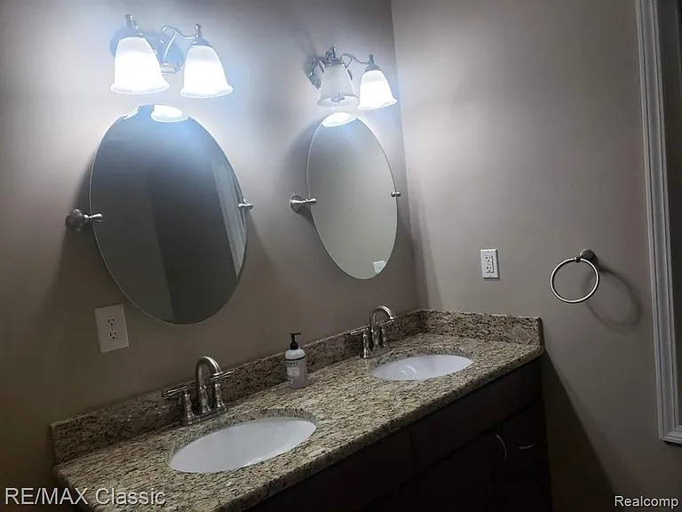 617 E 3rd St #1 — Photo 13