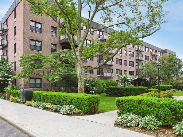 4 Birchwood Court #2K, Mineola, NY 11501