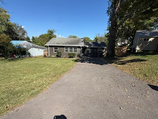 3 bed, 1100 sqft, $2,400 — Photo 2