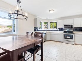 1110 Mill Pond Dr, South Windsor, CT