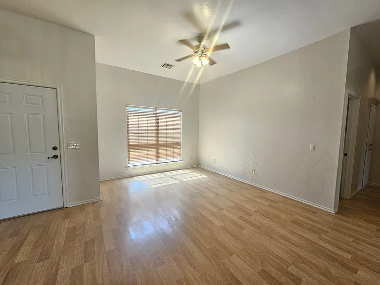7 NW Forest Ln — Photo 6