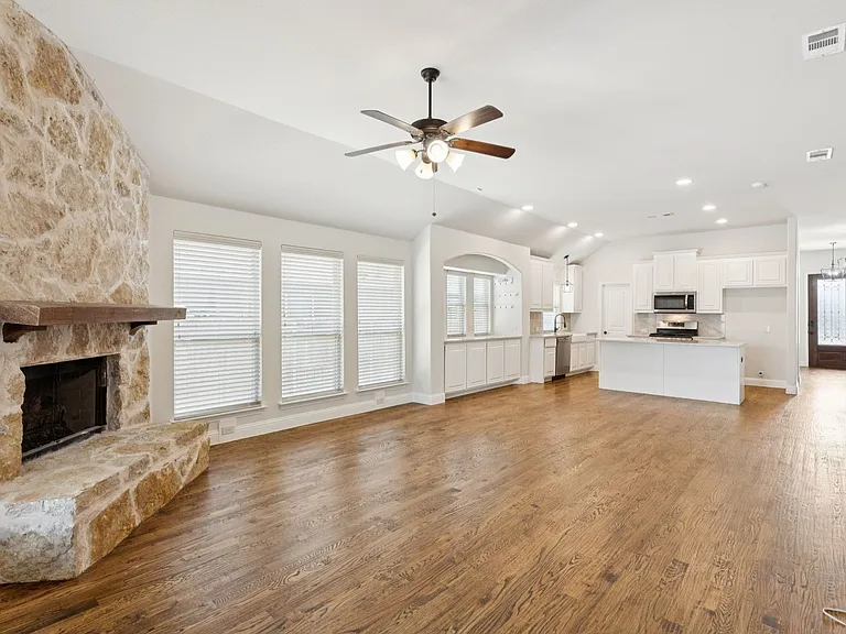 512 Eastbrook Dr — Photo 8