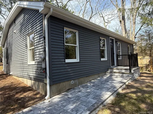 2288 River Rd, Calverton, NY 11933