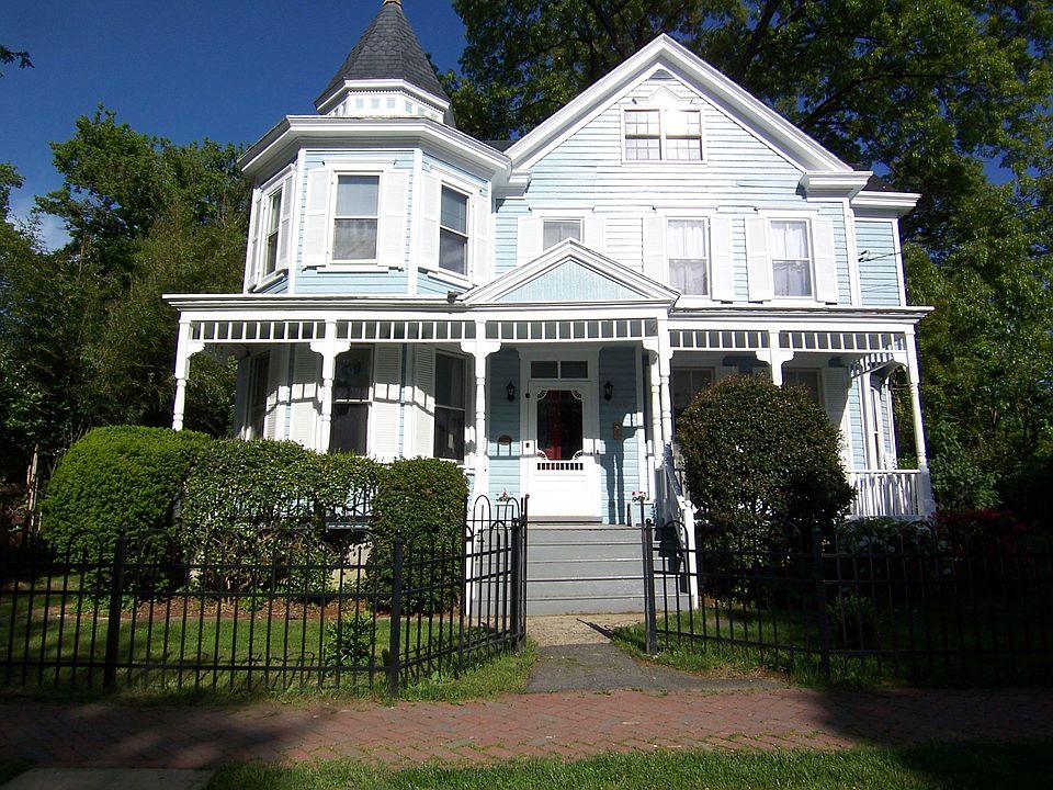 Welcome to 11 Laird St.