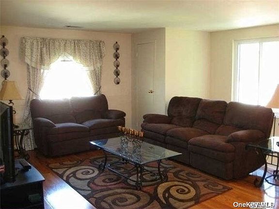 4th image of 425 Clubhouse Ct