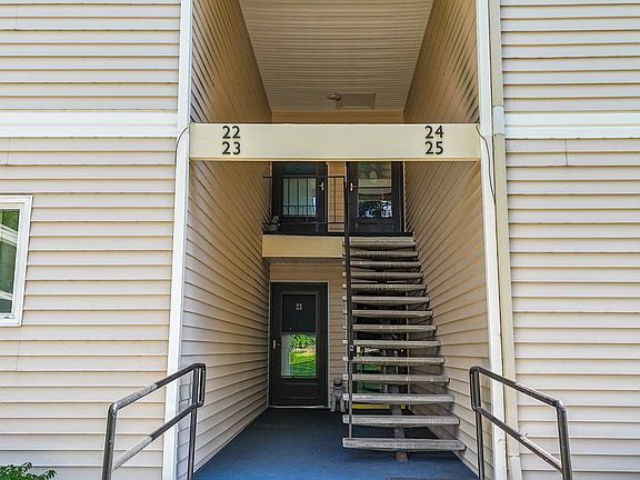 4th image of 1900 NW Carden Ave APT 22