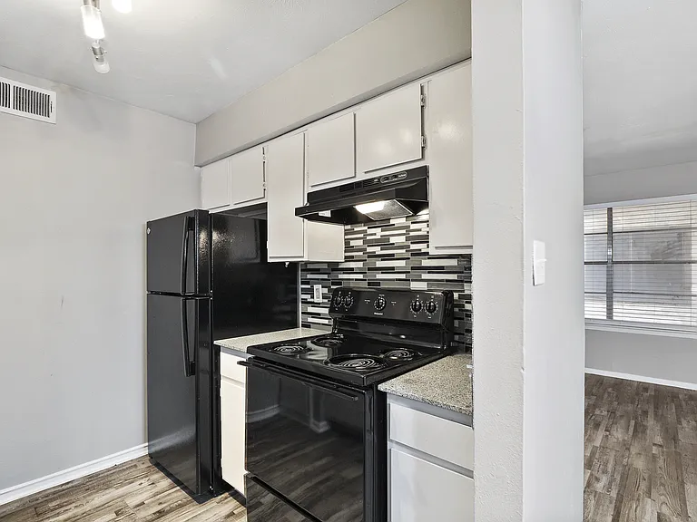 Kingswood Apartments — Photo 11