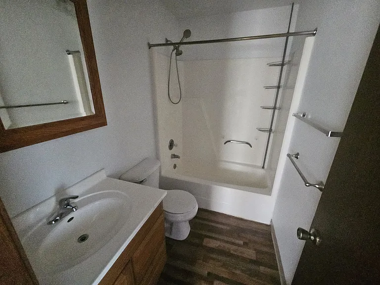 1097 Oakview Dr — Photo 9