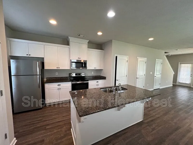 Building Photo - 721 Tarvin Cir #721
