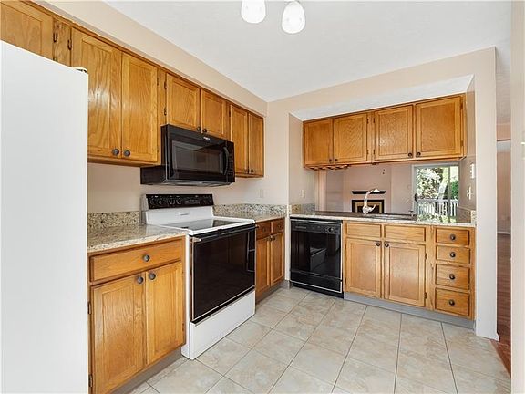 3rd image of 223 Hawthorne Dr