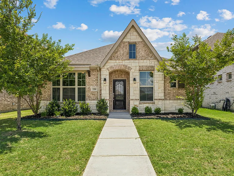 1104 Milfoil Dr — Photo 1