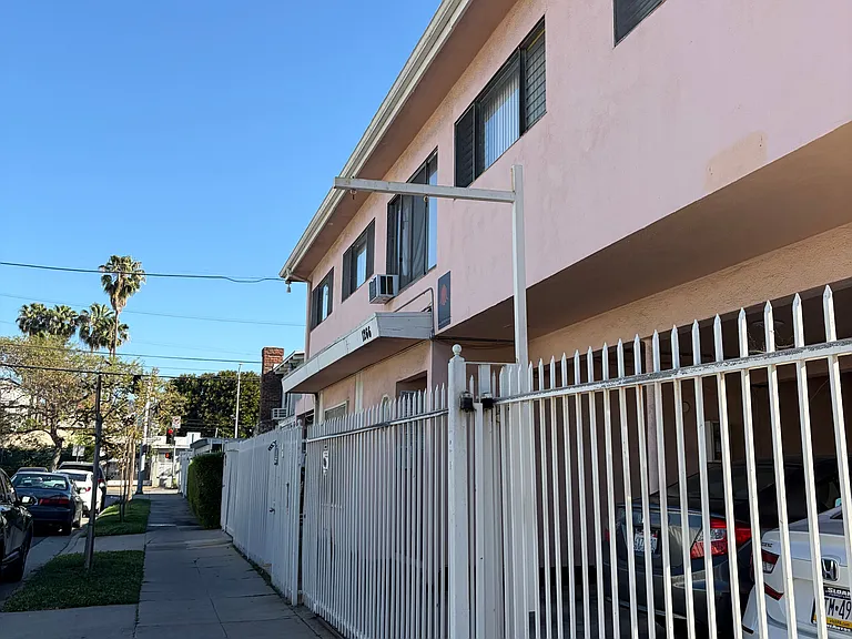 1376 N. Serrano Avenue — Photo 15