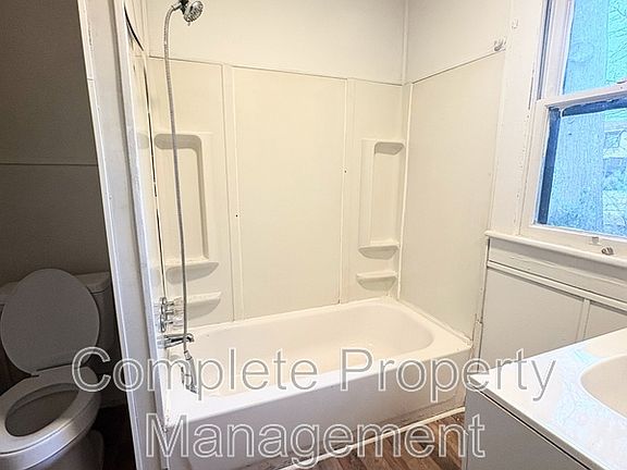 5th image of 608 Fulton Ave SW