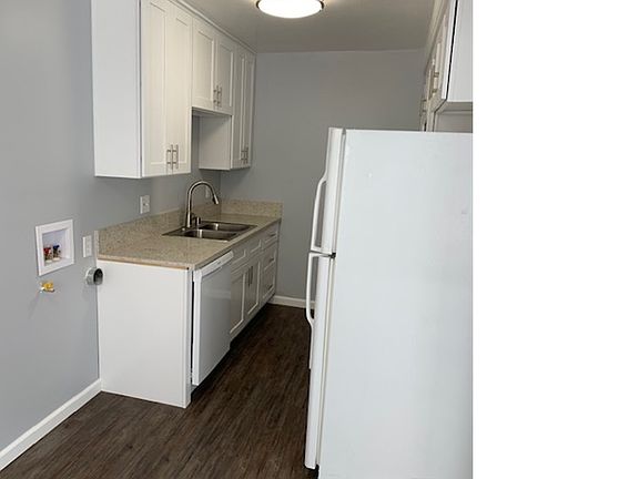 3rd image of 835 W 165th Pl