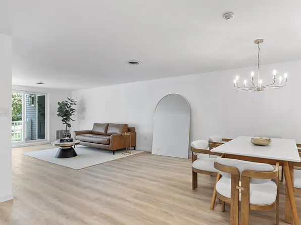 255 North Rd Unit 207, Chelmsford, MA 01824
