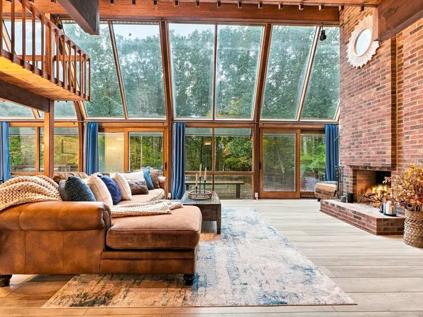 4 Stoney Brook Rd, Hopkinton, MA 01748