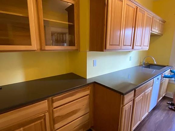 New quartz countertops and cabinets in the kitchen