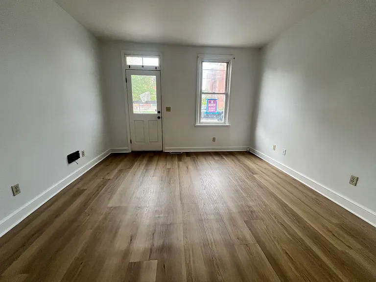 139 E Pomfret St — Photo 11