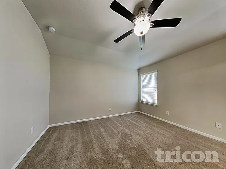 423 Ashley Falls Ln — Photo 5