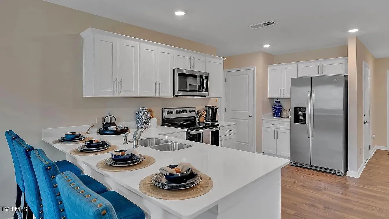 202 Wisteria Dr — Photo 3