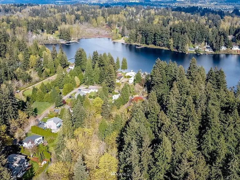 One minute walk to community access of 5 Mile lake