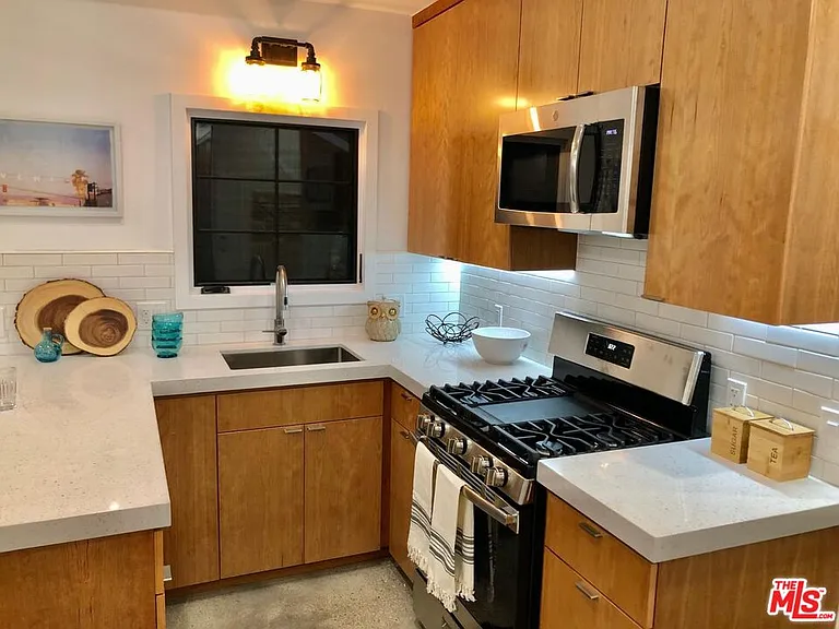 4217 Irvine Ave — Photo 30