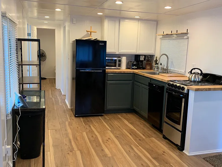 111 Marina Dr — Photo 2