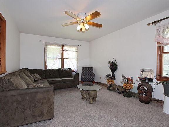 SPACIOUS LIVING ROOM