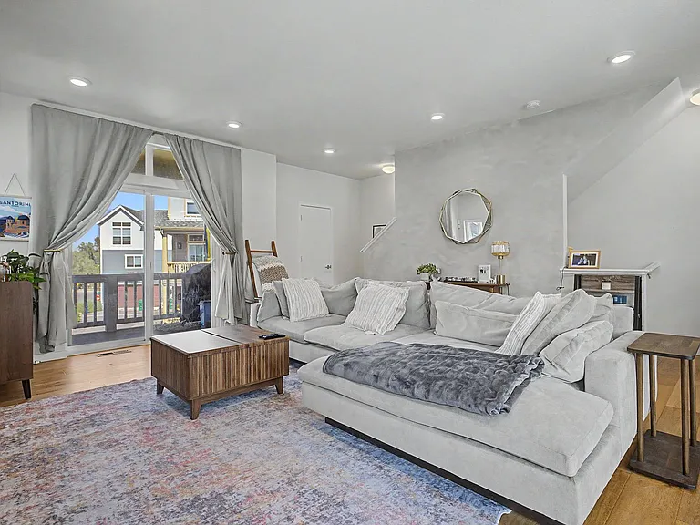 570 W Amherst Ave — Photo 15