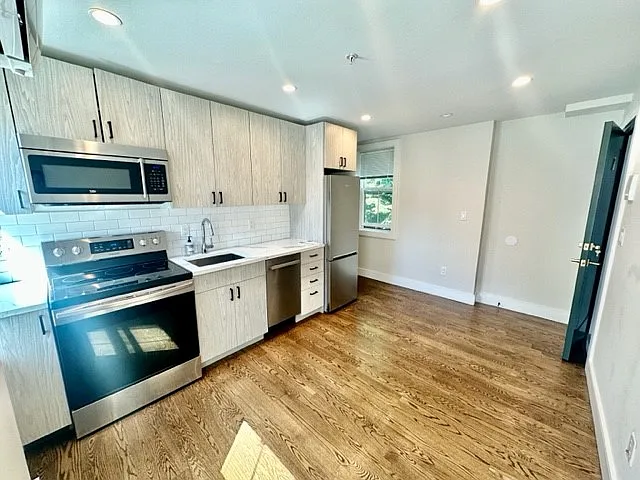 366 Hanover St #7 — Photo 8
