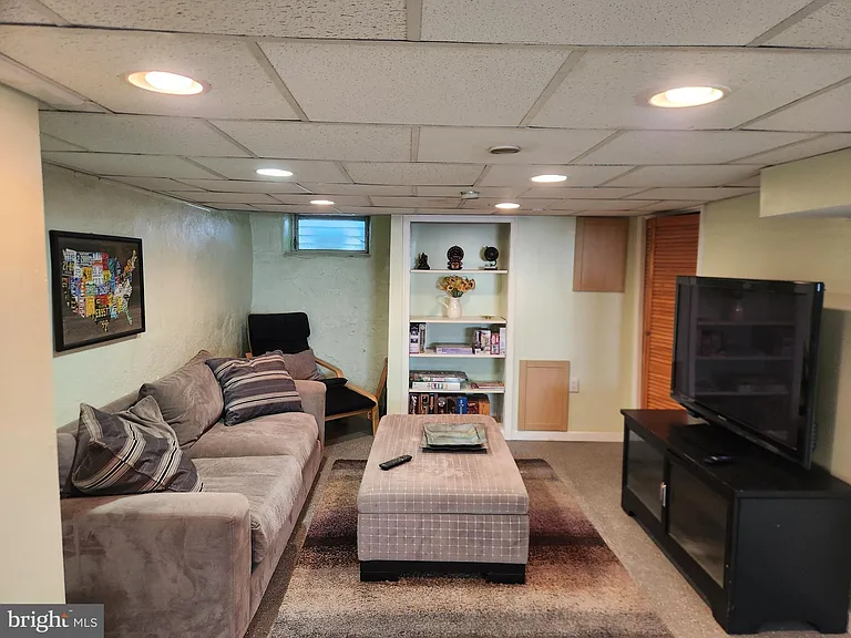 5819 Bustleton Ave — Photo 24