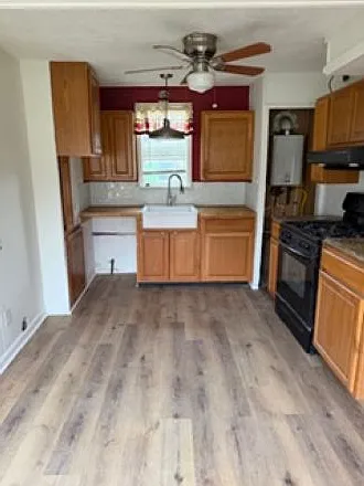 215 E Hickman St — Photo 1