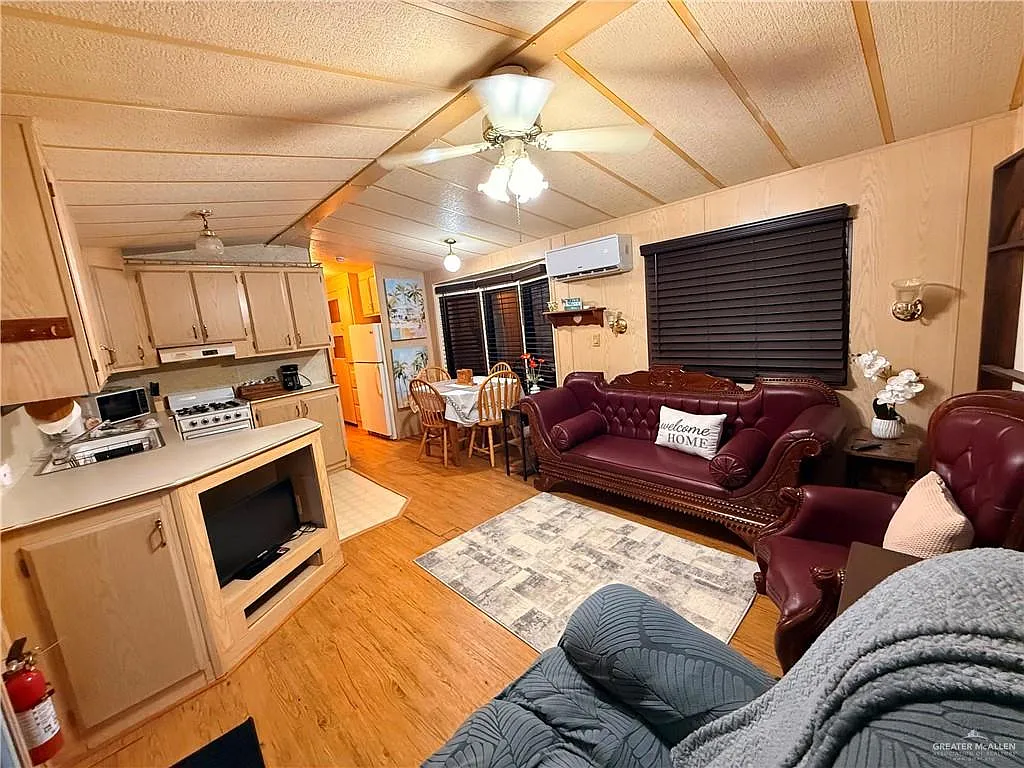 1 bed, 1.0 bath, 396 sqft, $850 — Photo 2