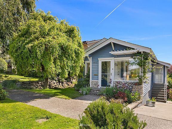 A West Seattle charmer with unbeatable proximity to California Ave, shops, restaurants, amenities, Alki, bridge and golf course.