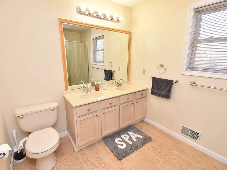 2570 Country Club Dr — Photo 30