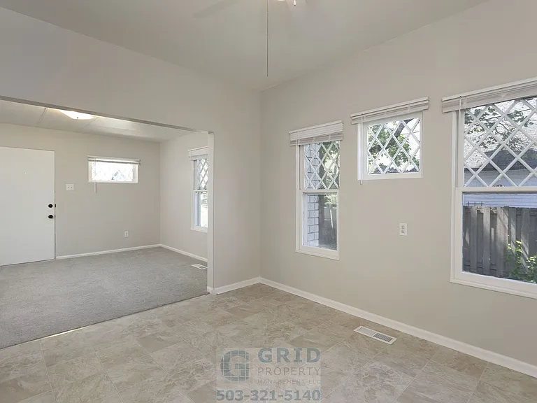 6827 SE Mitchell Ct — Photo 2