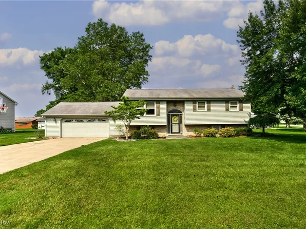 9863 Deltona Dr, New Middletown, OH 44442