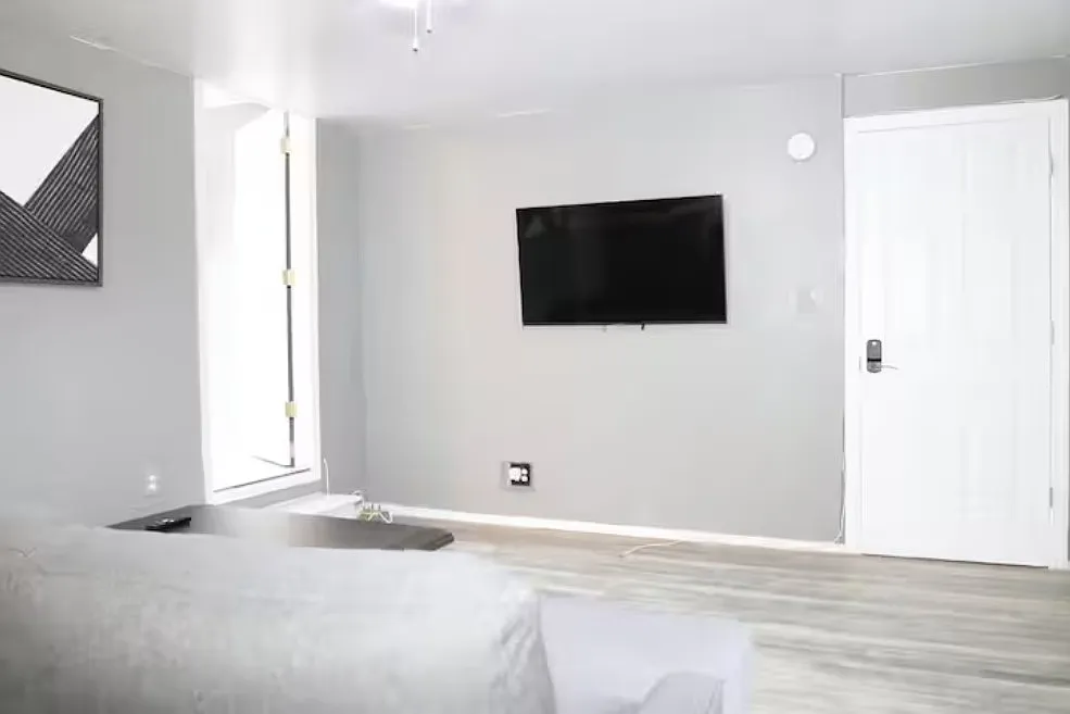 455 Pavonia Ave — Photo 2