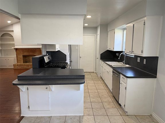3rd image of 1014 Robinson St