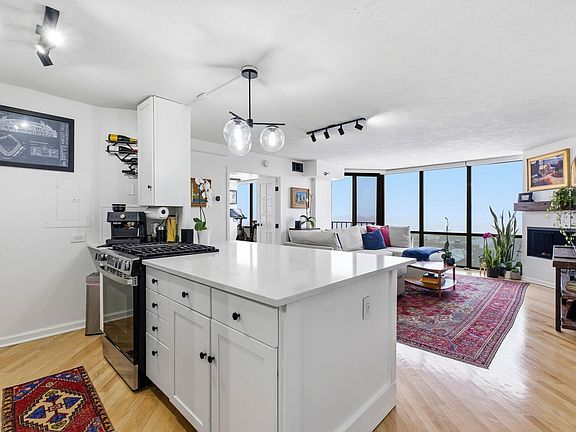 3rd image of 1309 N Wells St APT 1202