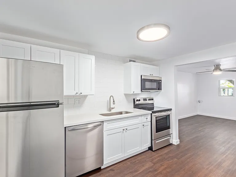 312 E Kinderman Dr #5 — Photo 2