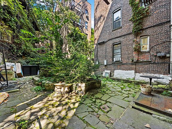 3rd image of 99 Perry St APT 1D