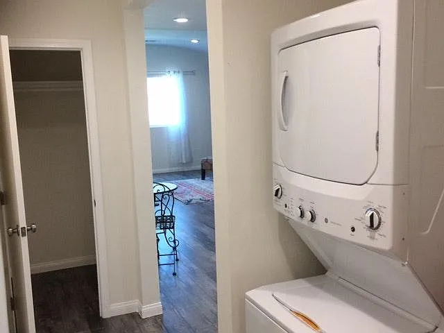 1360 Meadowbrook Ave — Photo 25